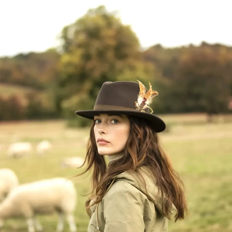 hicks_amp_brown_ladies_su_5.webp Women Hicks and Brown HICKS & BROWN Ladies Suffolk Fedora Hat - Gamebird Feather - Dark Brow