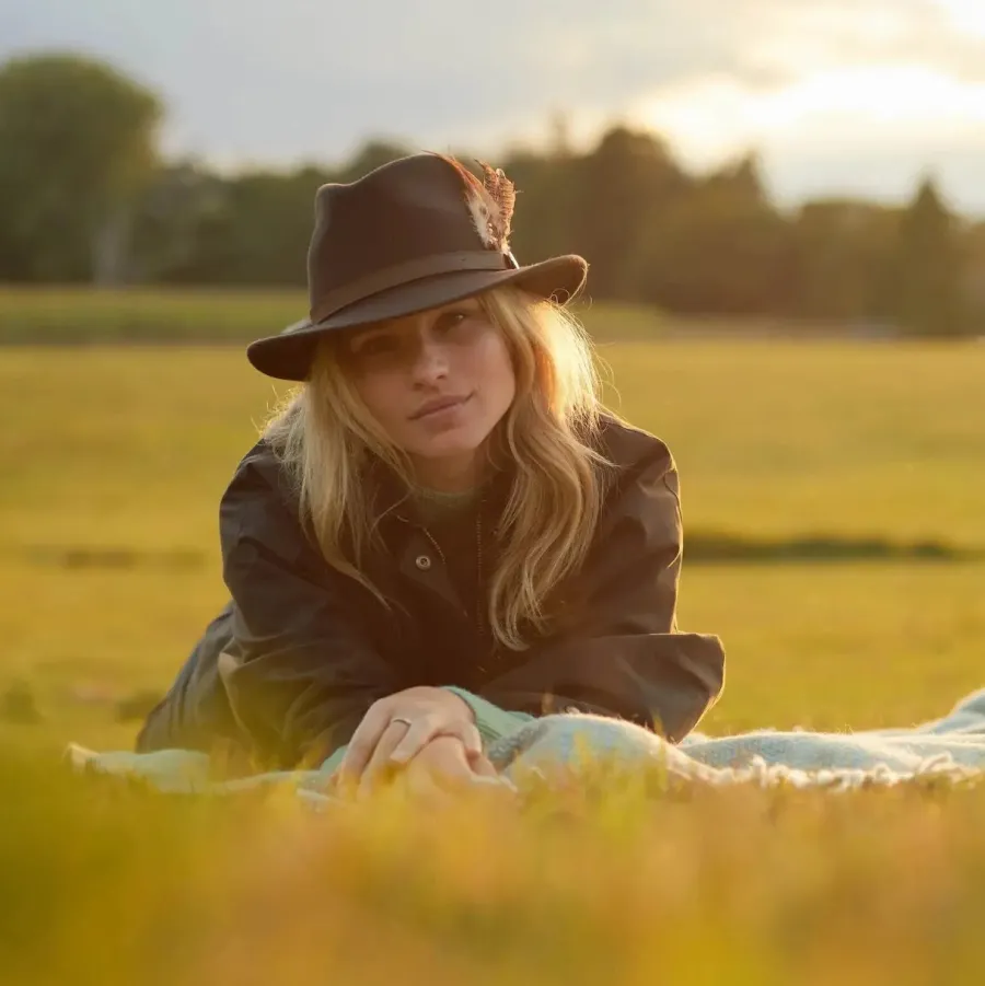 hicks_amp_brown_ladies_su_6.webp Women Hicks and Brown HICKS & BROWN Ladies Suffolk Fedora Hat - Gamebird Feather - Dark Brow